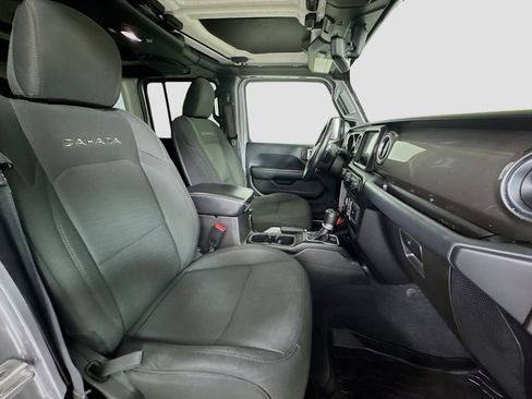 Used 2018 Jeep Wrangler Unlimited Sahara w/ Uconnect 4C Nav & Sound Group image 27