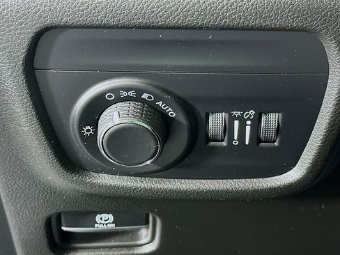 Used 2023 Jeep Grand Cherokee L Laredo image 17