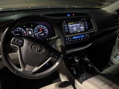 Used 2017 Toyota Highlander XLE w/ Carpet Mat Package FWD image 25