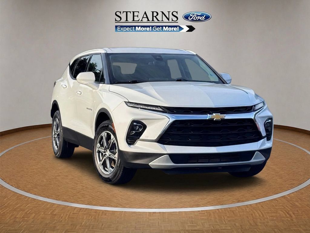 Used 2025 Chevrolet Blazer LT AWD/4WD image 1