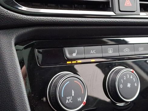 Certified 2023 Volkswagen Taos SE w/ Panoramic Sunroof Package image 25