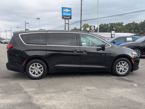 Used 2023 Chrysler Pacifica Touring-L FWD image 3