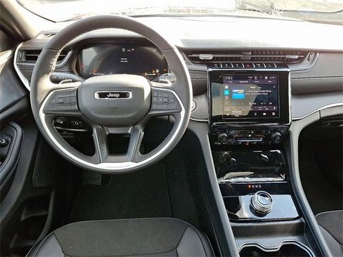 New 2025 Jeep Grand Cherokee Altitude image 7