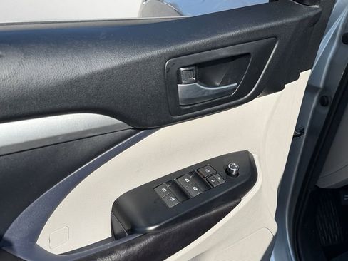 Used 2017 Toyota Highlander XLE w/ Carpet Mat Package image 14