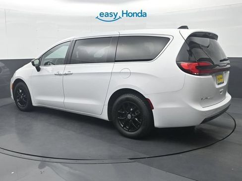 Used 2025 Chrysler Pacifica Select FWD image 5