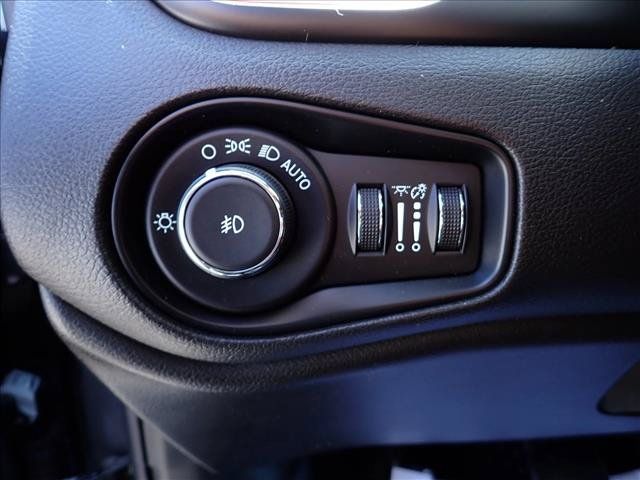 Used 2022 Jeep Renegade Trailhawk AWD/4WD image 16