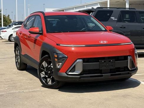Used 2025 Hyundai Kona SEL FWD image 2