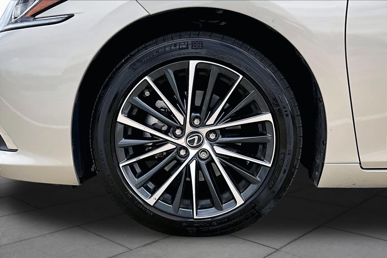 Used 2025 Lexus ES 350 w/ Premium Package FWD image 11