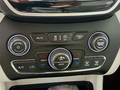 Used 2020 Jeep Cherokee Limited AWD/4WD image 9