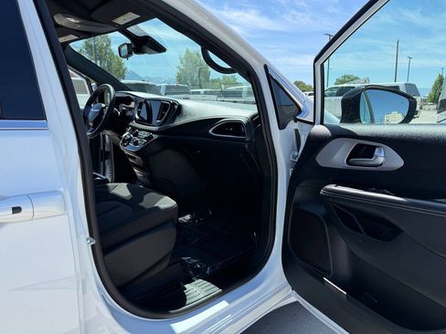 Used 2024 Chrysler Pacifica Touring FWD image 23
