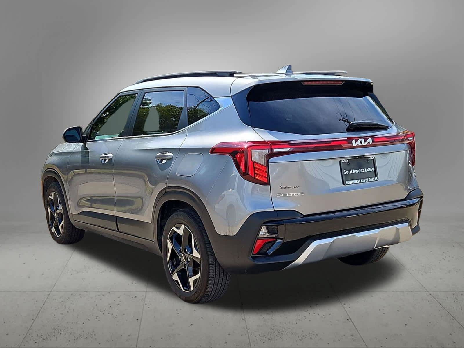 Used 2024 Kia Seltos EX FWD image 3