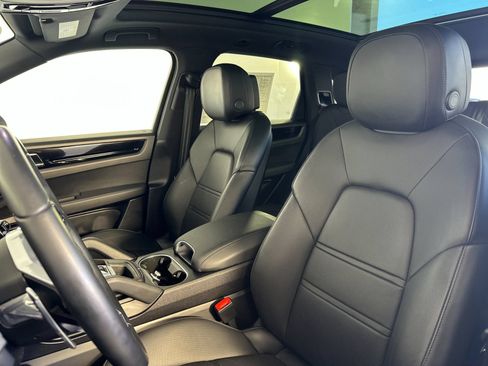 Certified 2023 Porsche Cayenne AWD/4WD image 5