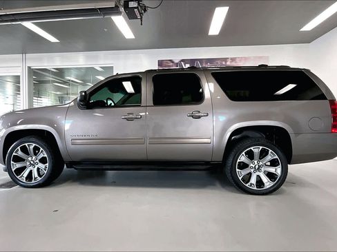 Used 2011 Chevrolet Suburban LT image 3