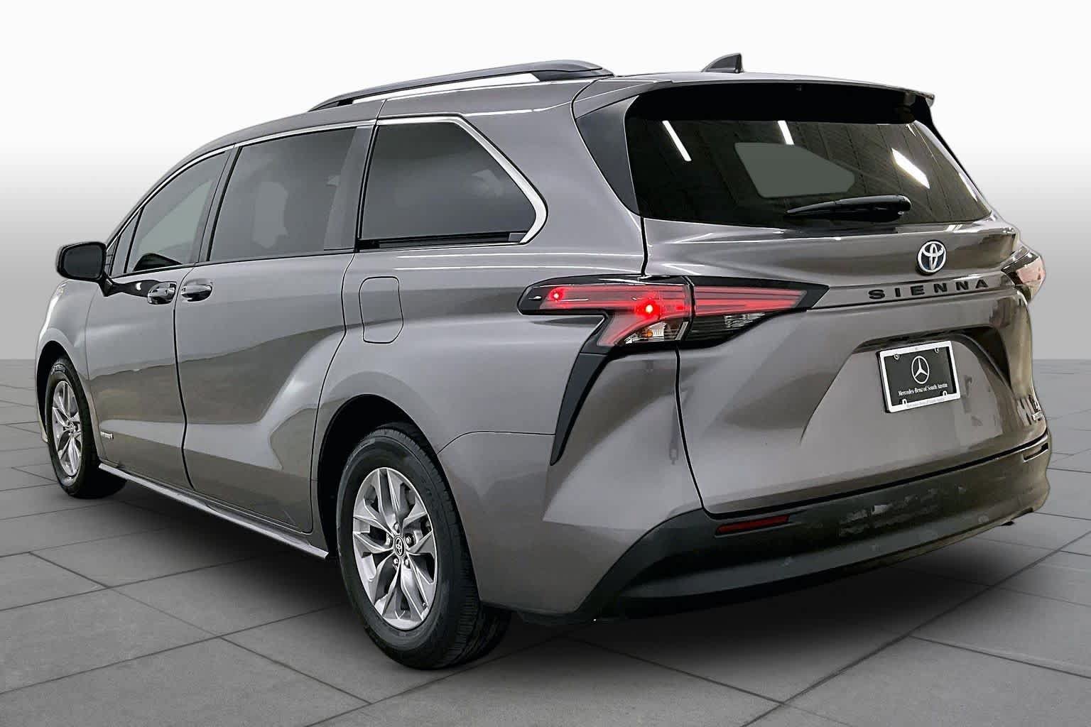 Used 2021 Toyota Sienna LE FWD image 12