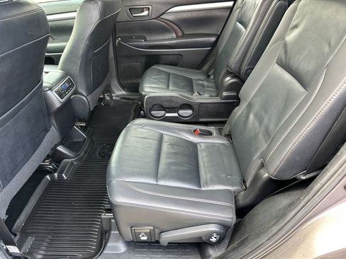 Used 2019 Toyota Highlander XLE FWD image 20