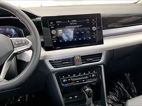 New 2026 Volkswagen Taos SEL image 9