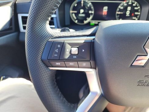 Used 2023 Mitsubishi Outlander SE image 28