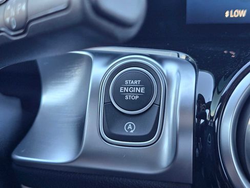 Used 2025 Mercedes-Benz GLB 250 4MATIC image 33