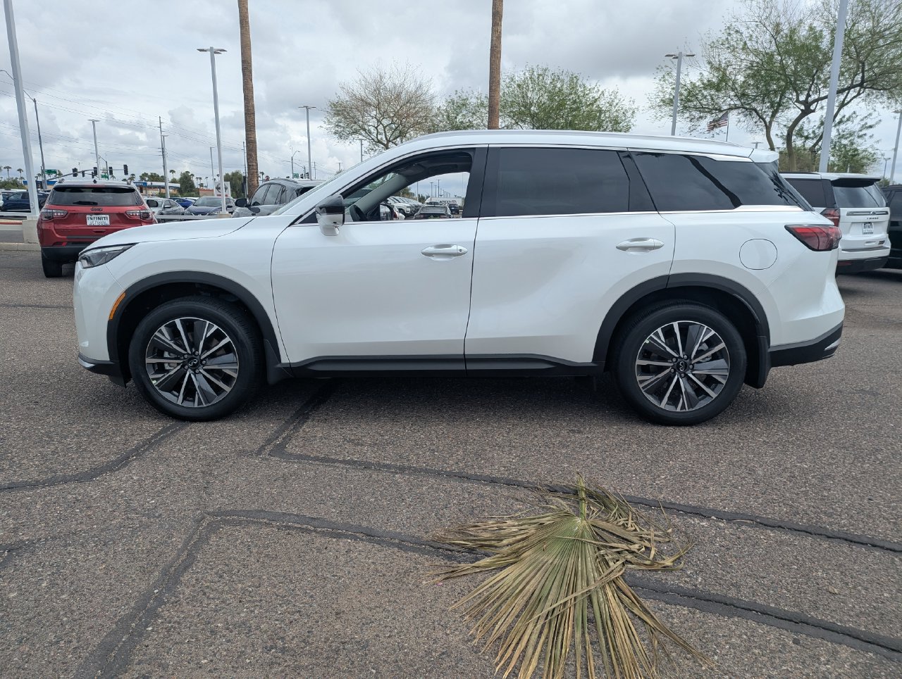 New 2027 INFINITI QX60 Luxe FWD image 2
