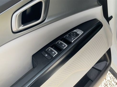 Used 2024 Kia Carnival LX image 18