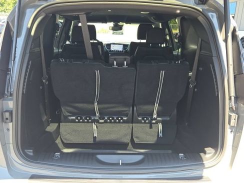 Used 2025 Chrysler Pacifica Select AWD/4WD image 16