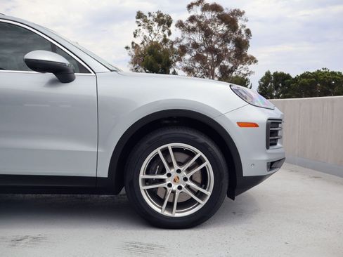 Certified 2025 Porsche Cayenne AWD/4WD image 11