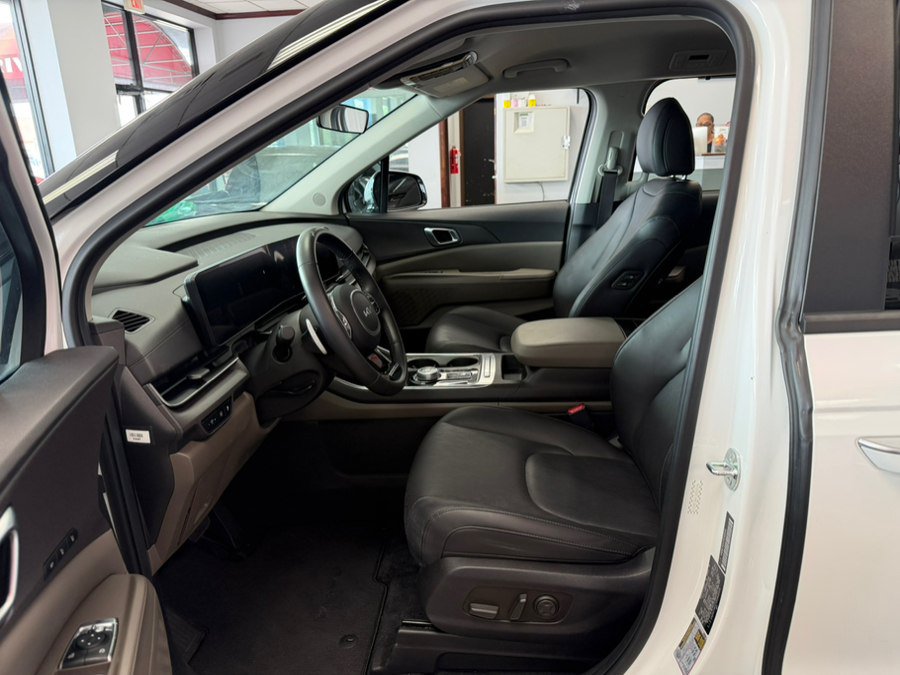 Used 2025 Kia Carnival EX FWD image 21