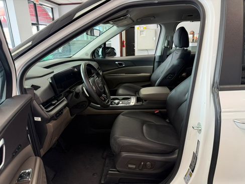 Used 2025 Kia Carnival EX FWD image 21