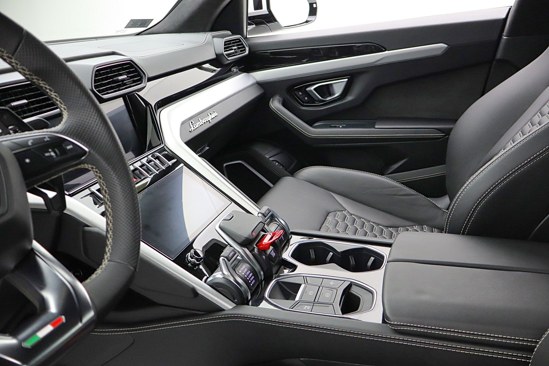 Used 2020 Lamborghini Urus AWD/4WD image 38