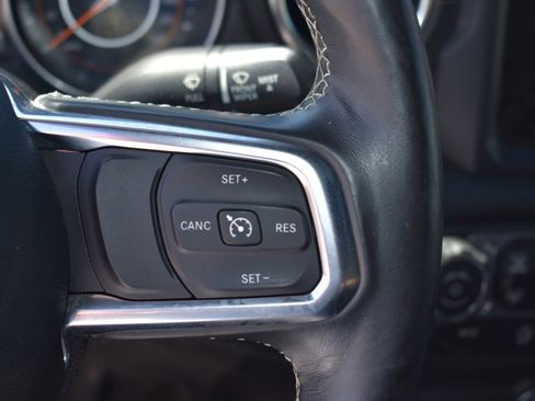 Used 2018 Jeep Wrangler Unlimited Sahara AWD/4WD image 13