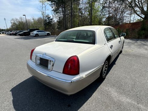Used 2001 Lincoln Town Car Signature image 5