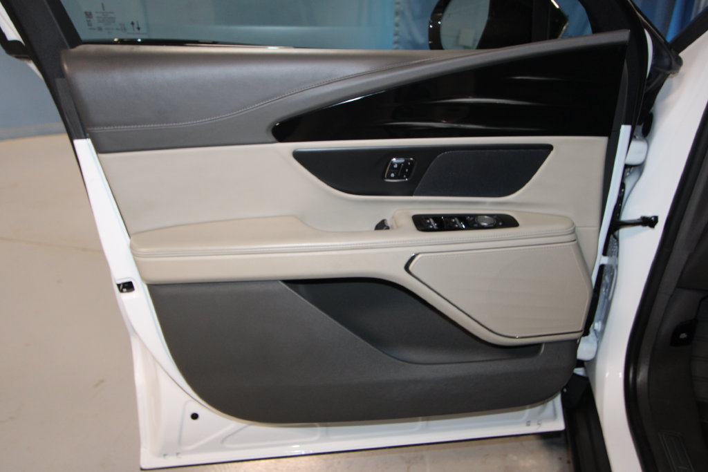 Used 2024 Lincoln Nautilus Premier AWD/4WD image 5