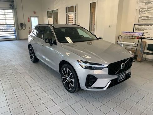Certified 2025 Volvo XC60 B5 Plus image 3