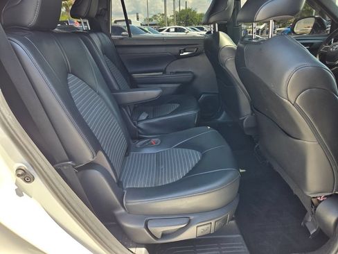 Used 2022 Toyota Highlander XSE FWD image 15