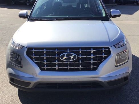 Used 2025 Hyundai Venue SEL FWD image 1