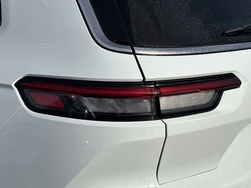 Used 2023 Jeep Grand Cherokee L Laredo image 7