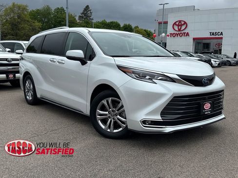 Used 2023 Toyota Sienna Platinum AWD/4WD image 1