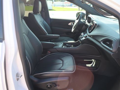 Used 2025 Chrysler Pacifica Limited FWD image 14
