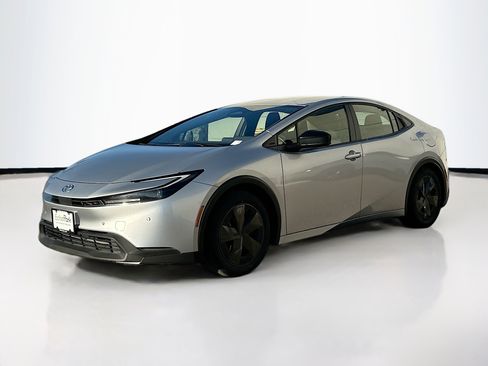 Used 2024 Toyota Prius LE image 3