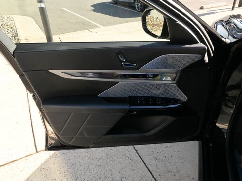 Used 2023 BMW 760i xDrive w/ Executive Package image 17