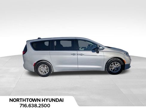 Used 2024 Chrysler Pacifica Touring-L image 5