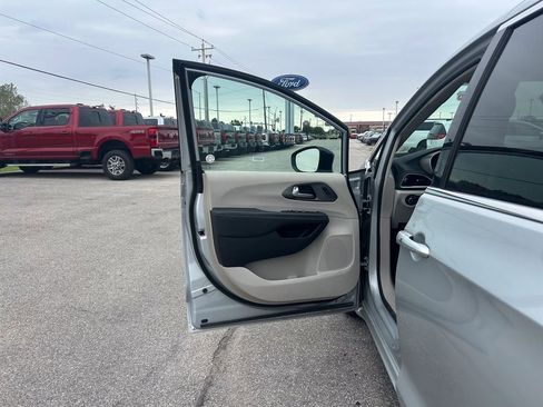 Used 2024 Chrysler Pacifica Touring-L FWD image 12