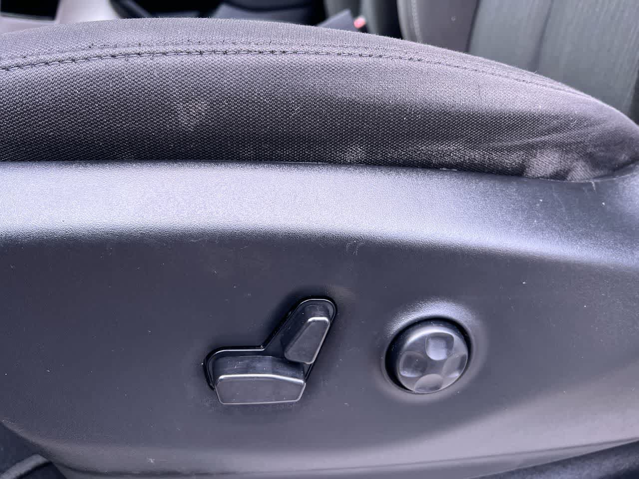 Used 2023 Chrysler Voyager LX FWD image 12
