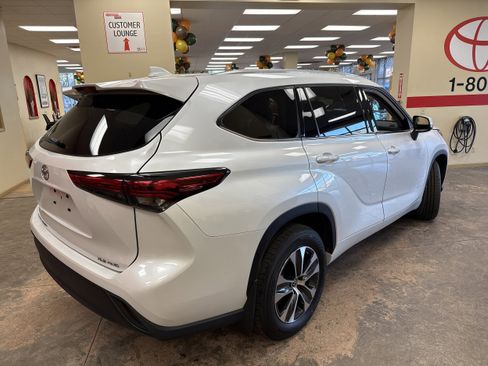 Used 2022 Toyota Highlander XLE image 10