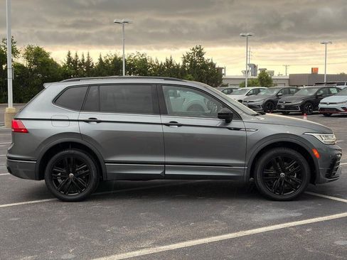 Used 2022 Volkswagen Tiguan SE R-Line AWD/4WD image 4