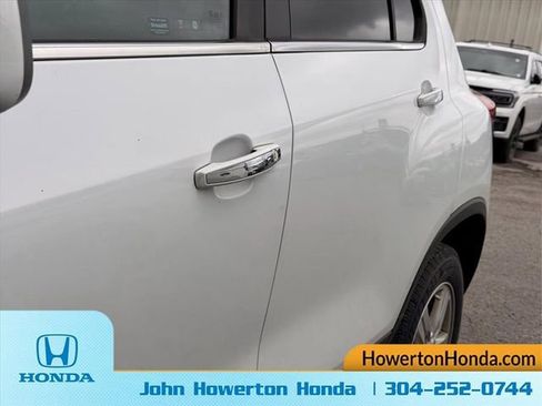 Used 2020 Chevrolet Trax LT w/ LT Convenience Package AWD/4WD image 8