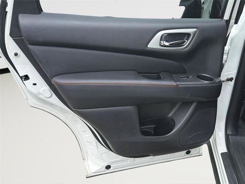 Used 2020 Nissan Pathfinder SL image 23