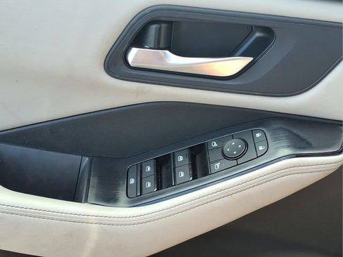 Used 2025 Nissan Rogue SV FWD image 16