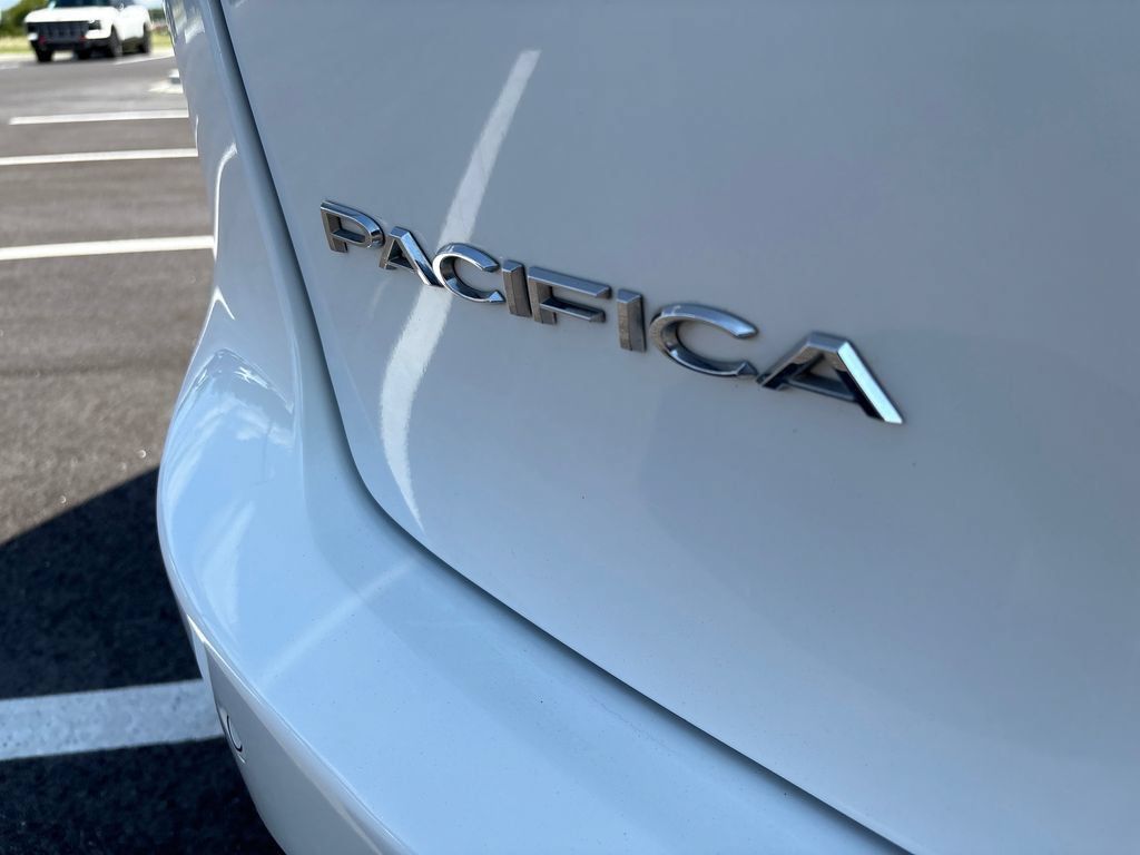 Used 2024 Chrysler Pacifica Touring-L FWD image 32