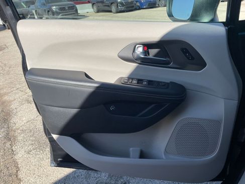 Used 2023 Chrysler Pacifica Touring-L image 18